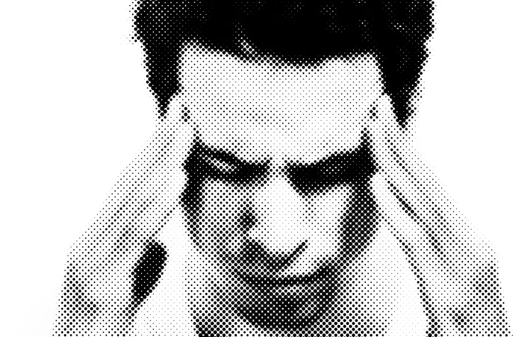 Portrait en trame demi-teinte d'un homme tenant sa tête entre ses mains, accablé.